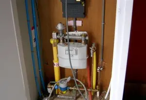Mantelbuis om gasleiding achter meter