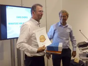 Uitreiking van de award aan Chris Overes door Dick Westgeest