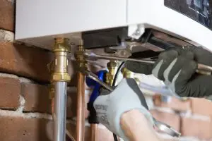 monteur werkt aan cv-ketel