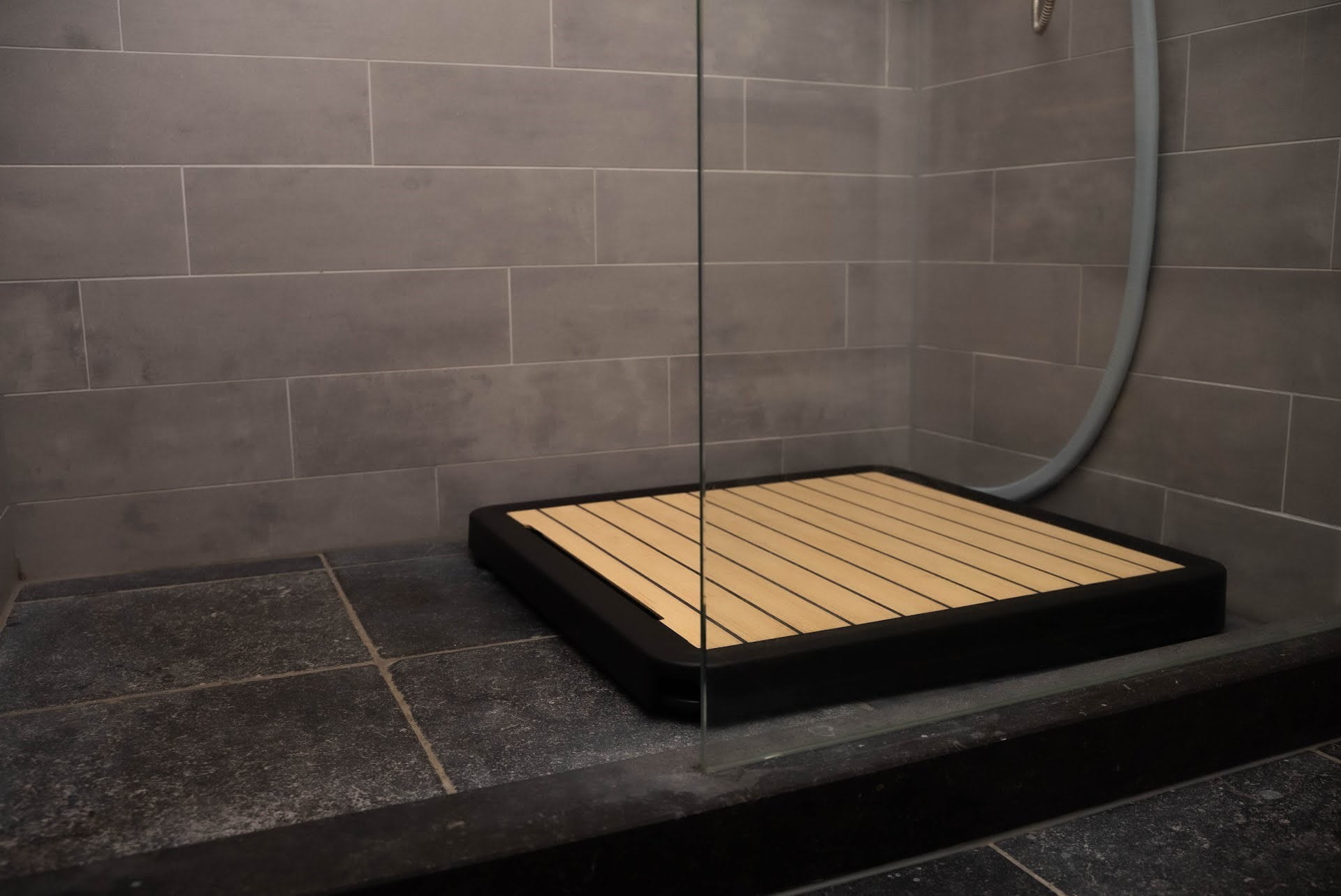 Douchewtw installeren met een moersleutel Installatie.nl