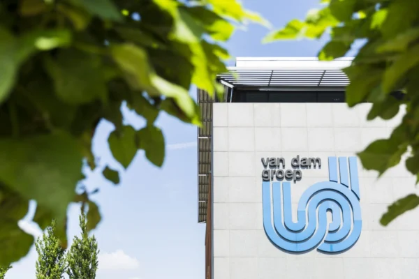 gebouw met logo Van Dam Groep