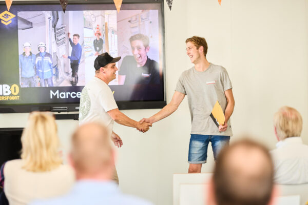 diploma-uitreiking bij Lomans Academy