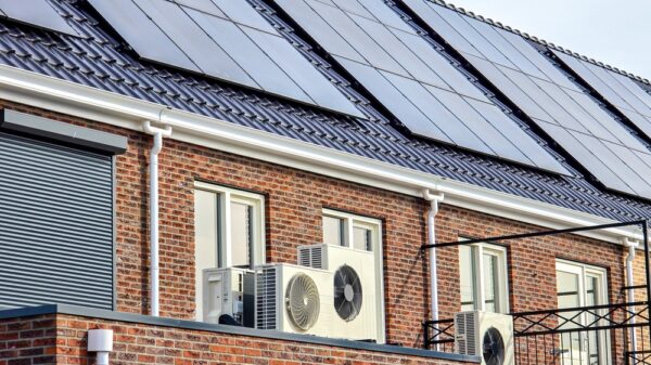 huis met zonnepanelen en warmtepomp