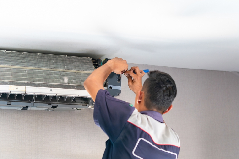 installateur repareert airconditioning