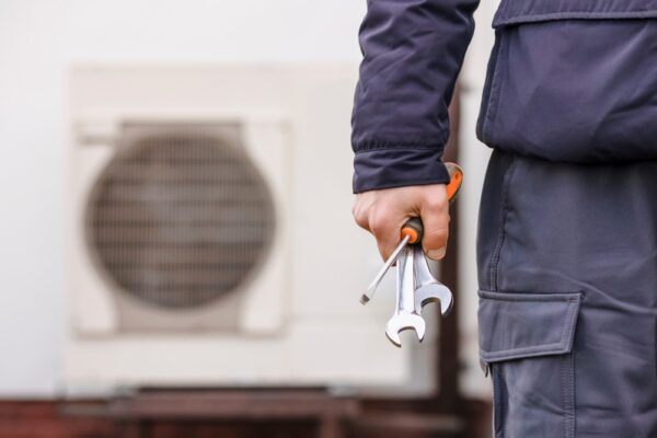installateur bij een warmtepomp