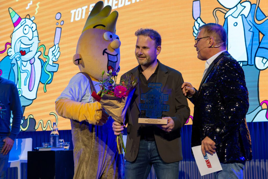 Meindert Engberts van Engberts Elektrotechniek neemt prijs Installateur van het Jaar in ontvangst