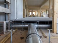 Techniek onder vloer bij passief kantoorgebouw