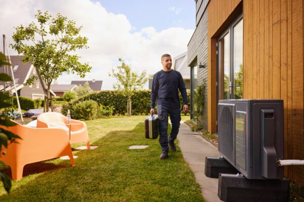 installateur bij warmtepomp van Intergas