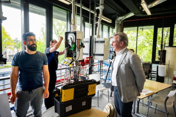 Mark Harbers Techniek Nederland op bezoek bij Firda.